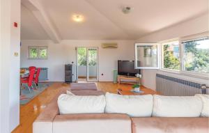 Three-Bedroom Apartment In Rogotin