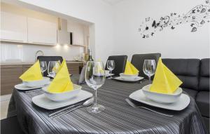 Gorgeous Apartment In Grebastica