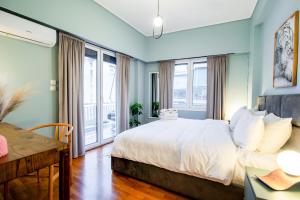 The Parthenon Porch for Familys & Groups , 4BR !