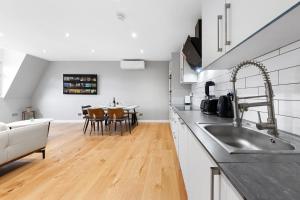 London Bridge Luxury by Sol Haven