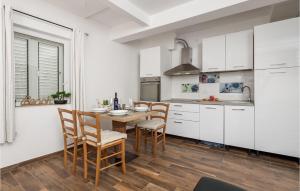 Gorgeous Apartment In Cres With Wifi 