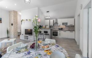 2 Bedroom Cozy Home In Bakarac