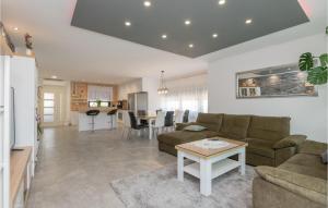 Gorgeous Home In Grubine 