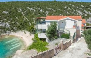 2 Bedroom Lovely Apartment In Vinisce