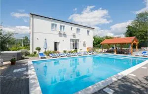 Gorgeous Home In Kamenmost With Jacuzzi - Drum