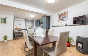 4 Bedroom Cozy Home In Fazana 