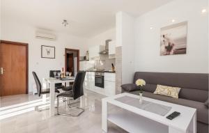 2 Bedroom Gorgeous Apartment In Kampor