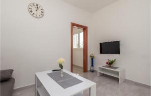 2 Bedroom Gorgeous Apartment In Kampor