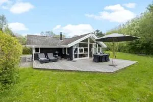 Cozy Cottage Just 200 M From The Beach - Hulerød