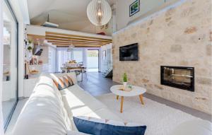 Beautiful Home In Sutivan With Wifi