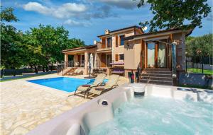 Awesome Home In Fuskulin With Jacuzzi