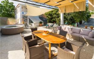 3 Bedroom Beautiful Apartment In Mirca