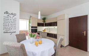 Awesome Apartment In Sutivan With Wifi