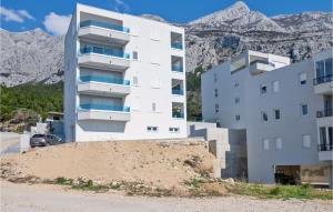 2 Bedroom Cozy Apartment In Makarska