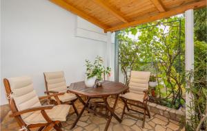 Cozy Apartment In Malinska With Kitchen