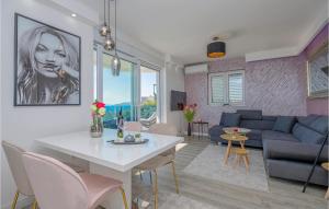 2 Bedroom Cozy Apartment In Makarska 