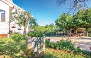 One-Bedroom Apartment Groznjan 01