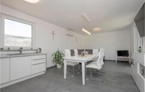 Lovely Home In Donji Prolozac With Wifi