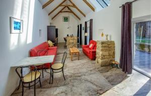 Maisons de vacances 3 Bedroom Nice Home In Ploubezre : photos des chambres