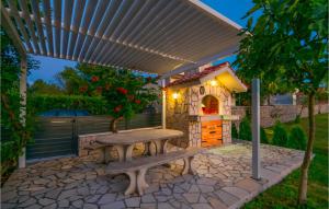 Beautiful Home In Gornji Vinjani