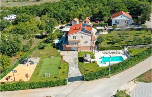 Beautiful Home In Gornji Vinjani