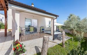 Nice Home In Valbandon With Jacuzzi 