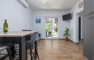 Nice Apartment In Turanj With Kitchen 