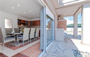 5 Bedroom Nice Home In Vela Luka