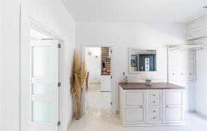 Lovely Home In Marina With Kitchen