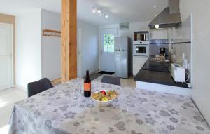 Maisons de vacances Beautiful Home In Jaujac : photos des chambres