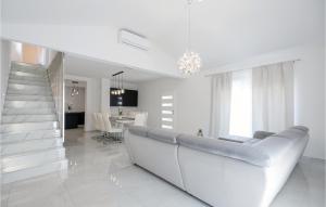 Amazing Home In Zmijavci