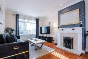 Three Bedroom House close to Manchester Airport and Wythenshawe Hospital - Baguley