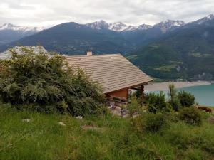 Chalets chalet a Puy Sanieres avec vue sur le lac de Serre Poncon : photos des chambres