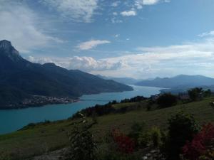 Chalets chalet a Puy Sanieres avec vue sur le lac de Serre Poncon : photos des chambres