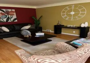 Nice cozy family-sized home in quiet neighborhood - Hazel Park