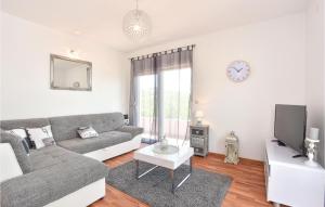 Lovely Home In Neoric