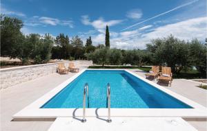 Three-Bedroom Holiday Home In Loviste