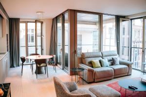 Luxe City - Modern & Spacious 2BR with Balcony View