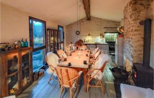 Maisons de vacances 2 Bedroom Amazing Home In Olliergues : photos des chambres