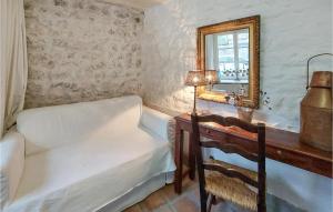 Maisons de vacances 2 Bedroom Amazing Home In Olliergues : photos des chambres