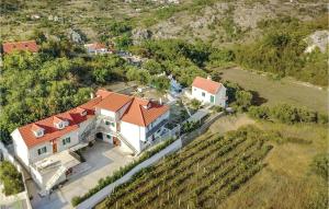 10 Bedroom Beautiful Home In Kucice