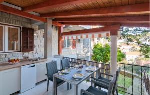 2 Bedroom Cozy Apartment In Splitska 