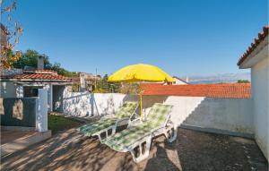 2 Bedroom Cozy Apartment In Splitska