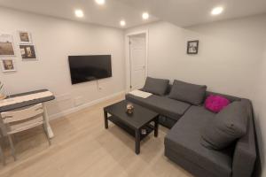 Elegant & Stylish Apartments with Private Entrance & Parking
