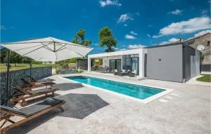 Stunning Home In Tinjan With Jacuzzi - Bašići