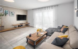 Stunning Home In Tinjan 