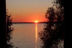 Romantic Waterfront Sunset Views in PEC - 3hvězdičkové hotely ve městě Belleville