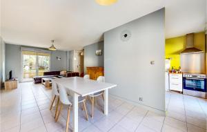 Maisons de vacances Beautiful Home In Royan With Wifi : photos des chambres