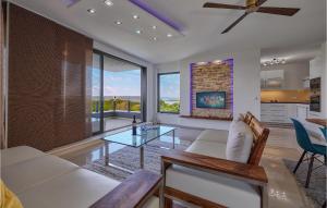 2 Bedroom Amazing Apartment In Liznjan