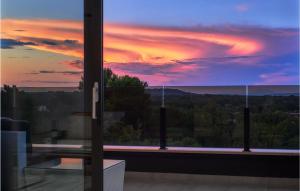 2 Bedroom Amazing Apartment In Liznjan